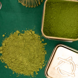 Matcha en polvo con batidor de bambú y lata
