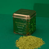 Lata de matcha ceremonial sobre fondo verde