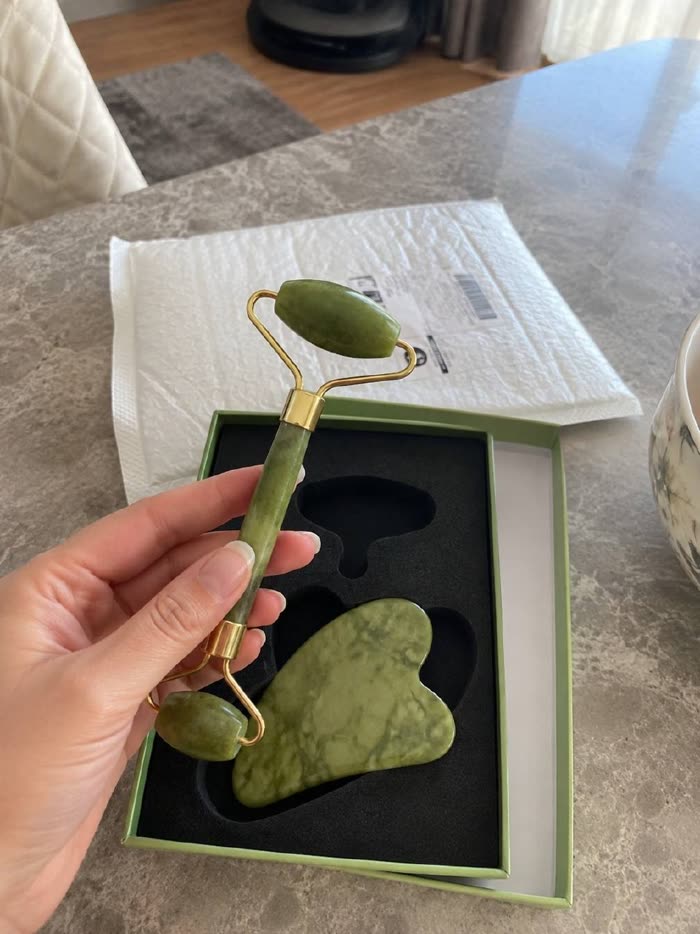 Set de jade recién desempaquetado en su caja regalo verde