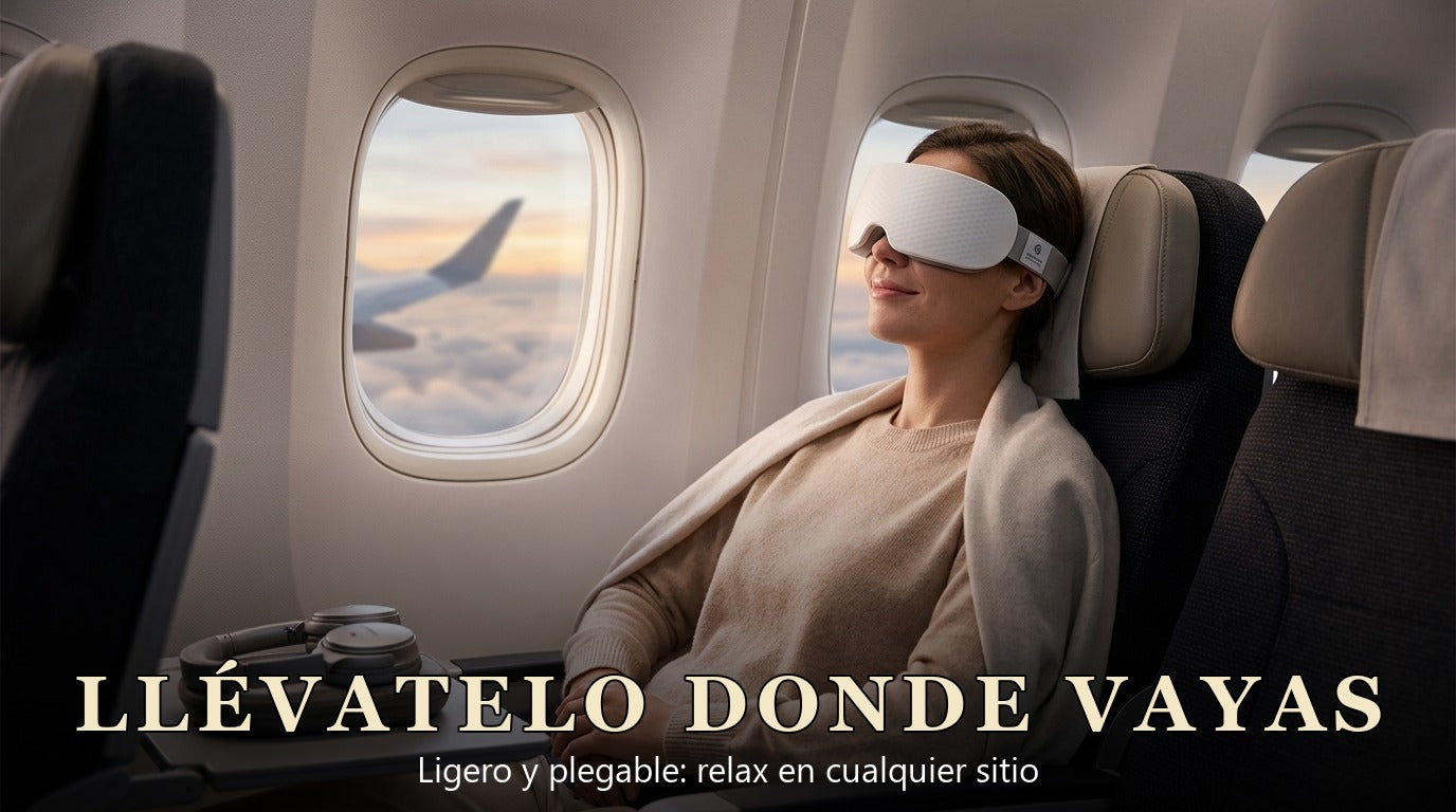 Mujer usando el masajeador SERENO en un avión durante un viaje